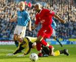 Liverpolls El-Hadji Diouf passerer Peter Schmeichel med bolden <i>uden</i> at score. - Foto: AP 