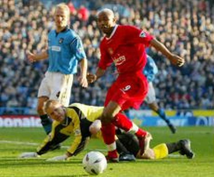 Liverpolls El-Hadji Diouf passerer Peter Schmeichel med bolden <i>uden</i> at score. - Foto: AP 