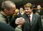 Rolandas Paksas lykønskes med sejren. - Foto: AP 