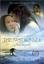 'The Fast Runner' byder på betagende billeder fra igloo, is-ødemark og mennesker med en barsk tilværelse. Indtrykket er enkelt og storslået som en saga. - Foto: Paradisfilm 