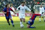 AC Milans Manuel Rui Costa forsøges fældet af Bolognas Renato Olive og Marco Zanchi. - Foto: AP 