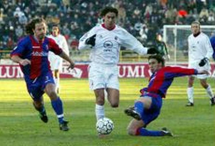 AC Milans Manuel Rui Costa forsøges fældet af Bolognas Renato Olive og Marco Zanchi. - Foto: AP 