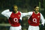 Arsenals Thierry Henry, th., fejrer en scoring med Robert Pires. - Foto: AP 