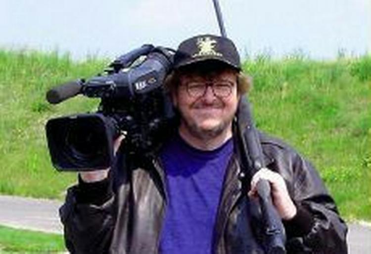 For den 48-årige amerikanske patriot Michael Moore er kameraet et våben, også når det gælder afsløring af hans landsmænds overdrevne brug af skydevåben som problemløsning - Foto: SandrewMetronome 