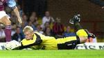 Peter Schmeichel i aktion mod Aston Villa. - Foto: AP 