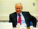 Milosevic smiler syrligt under retssagen i Haag. - Foto: AP 