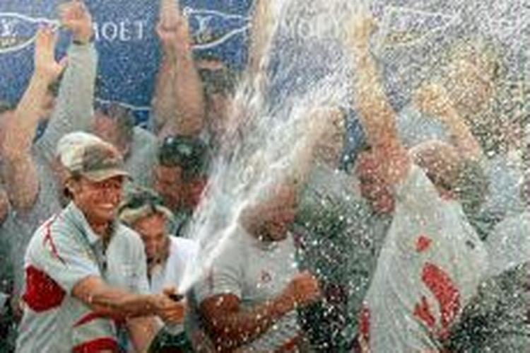 Glæde blandt mandskabet på Alinghi efter sejren over Oracle. - Foto: AP 