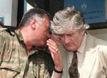 To fyre som krigsforbryderdomstolen i Haag vil have fingre i, Ratko Mladic (tv) og Radovan Karadzic. - Foto: AP. 