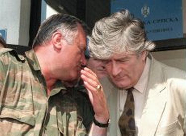 To fyre som krigsforbryderdomstolen i Haag vil have fingre i, Ratko Mladic (tv) og Radovan Karadzic. - Foto: AP. 