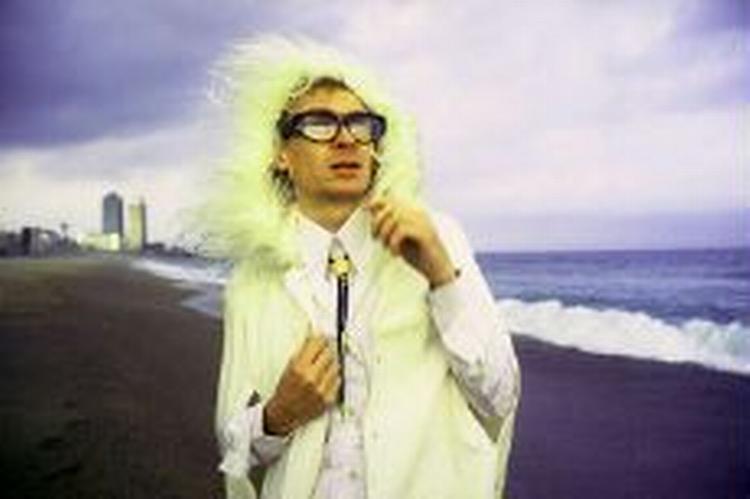 Jimi Tenor har droppet sit ellers guddommeligt krukkede onemanshow til fordel for en funklyd i bredformat. - PR-foto. 
