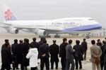 Jumboflyet fra Taiwans China Airlines ankom i Pudong lufthavn i Shanghai og blev modtaget af vinkende taiwanske og kinesiske repræsentanter. - Foto: AP 