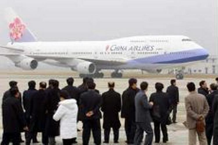 Jumboflyet fra Taiwans China Airlines ankom i Pudong lufthavn i Shanghai og blev modtaget af vinkende taiwanske og kinesiske repræsentanter. - Foto: AP 