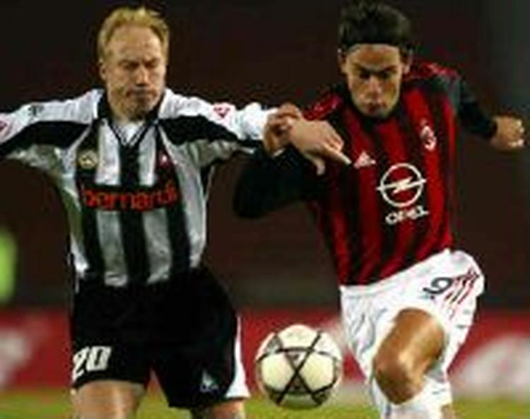 Milans Filippo Inzaghi (t.h.) i duel om bolden med Udineses Nestor Sensini. - Foto: AP 