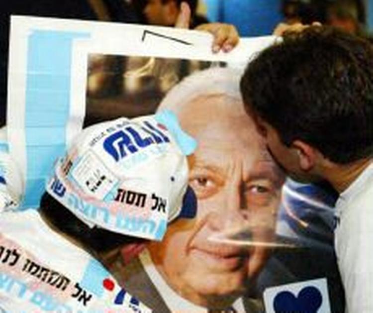 Ifølge målinger offentliggjort på israelsk tv har Sharons Likud vundet mellem 32 og 36 pladser af de 120 pladser i det israelske parlament, Knesset. - Foto: AP 