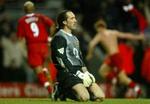 Arsenals målmand ærgrer sig efter, at Liverpools nordmand Riise (uden trøje) har udlignet Arsenals 1-0 føring. - Foto: AP 
