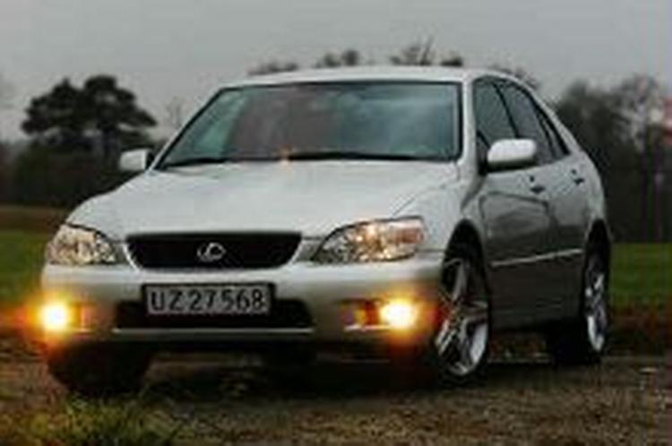 Lexus IS 200 er en lille veloplagt sedan med klassiske dyder - dejlig motor, høj kvalitet og overbevisende køreegenskaber. - Foto: Martin Lehmann 