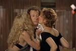 Vinnie og Susette (Susan Sarandon og Goldie Hawn) har med inspiration fra Cynthia Plaster Caster, der blev berømt på sine plastikmodeller af berømte rockstjerners penisser, deres eget »rock cock«-arkiv med fotos. - Foto fra filmen 