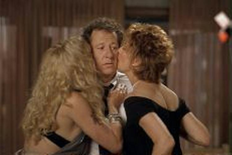 Vinnie og Susette (Susan Sarandon og Goldie Hawn) har med inspiration fra Cynthia Plaster Caster, der blev berømt på sine plastikmodeller af berømte rockstjerners penisser, deres eget »rock cock«-arkiv med fotos. - Foto fra filmen 