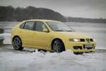 Køreegenskaberne er i højsædet hos Seat Leon Cupra R, og mindre snedriver afskrækker på ingen måde den spanske fartbombe - Foto: Morten Langkilde 