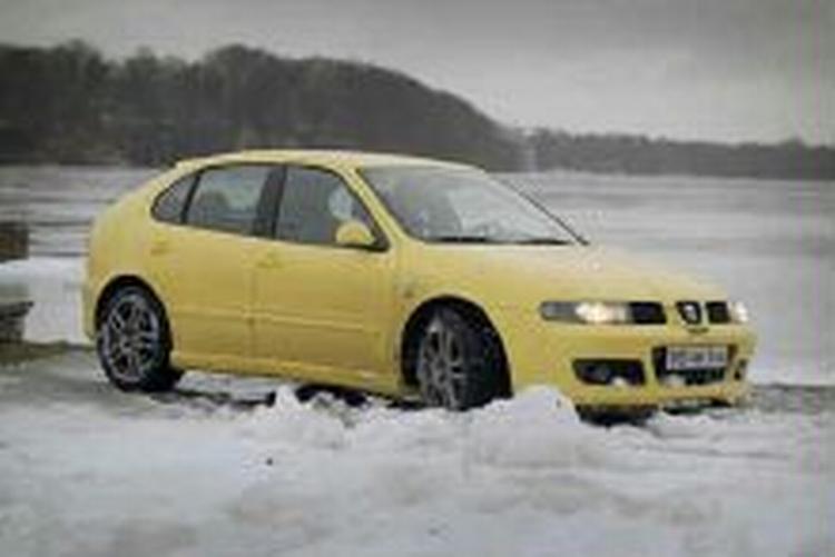 Køreegenskaberne er i højsædet hos Seat Leon Cupra R, og mindre snedriver afskrækker på ingen måde den spanske fartbombe - Foto: Morten Langkilde 