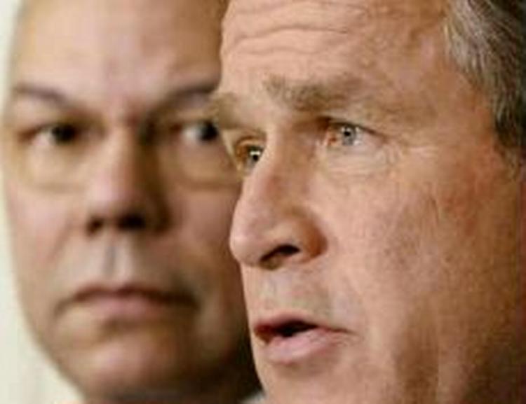 Med udenrigsminister, Colin Powell, ved sin side, sagde en bistert udseende Bush, at spillet er ude. - Foto: AP 