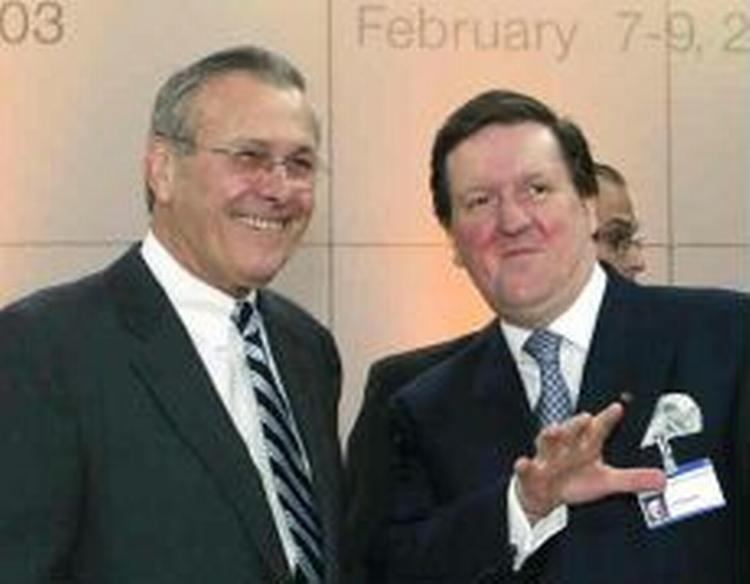 Rumsfeld og NATOs generalsekretær Robertson. - Foto: AP 