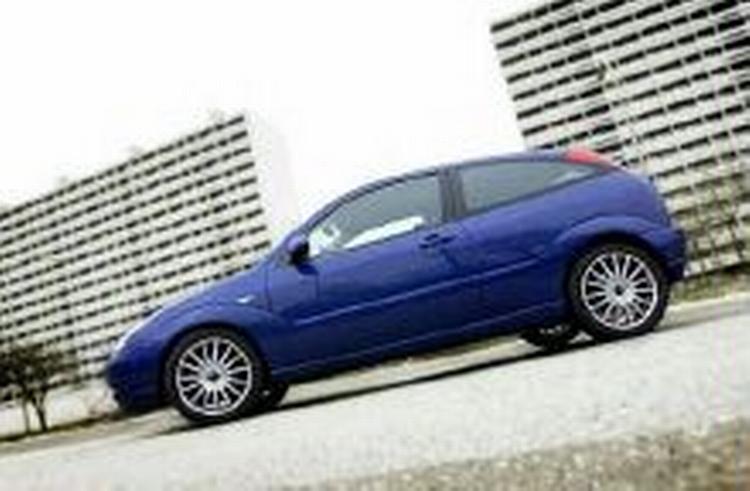 Ford Focus ST 170 fremstår her i en klasse Ford-blå. Designet er typisk Focus, men de store fælge afslører, at der er tale om familiens hurtigløber. - Foto: Kåre Viemose 