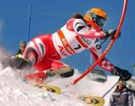 Fuld fart over Janica Kostelic. - Foto: AP 