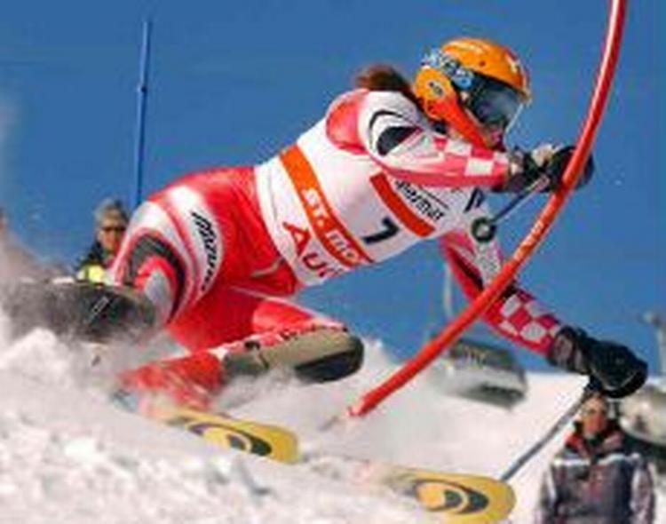 Fuld fart over Janica Kostelic. - Foto: AP 