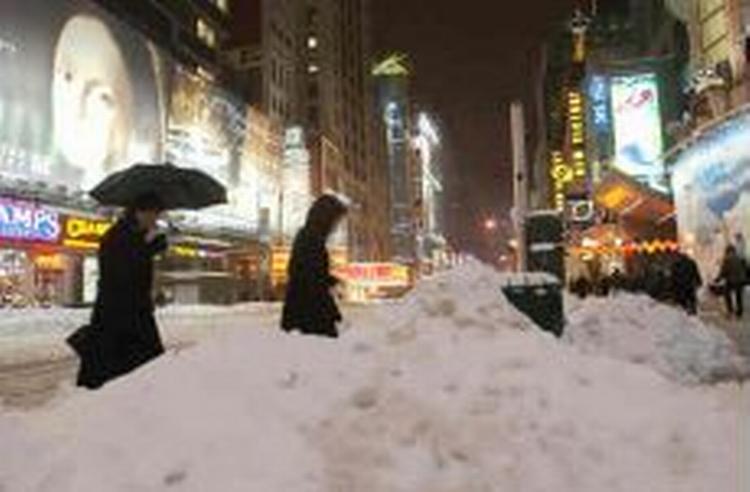 Times Square i New York er normalt proppet med mennesker, men sneen har nærmest gjort den mennesketom. - Foto: AP 