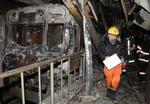 Et af de udbrændte tog. - Foto: AP 