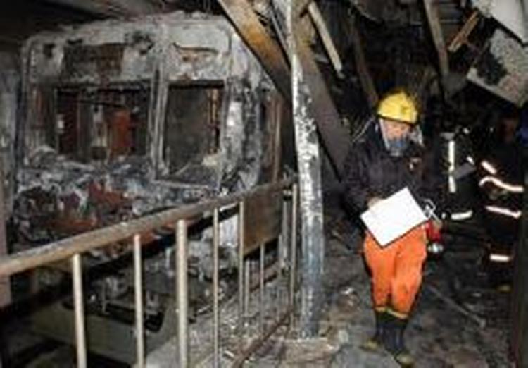 Et af de udbrændte tog. - Foto: AP 