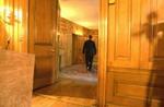 Blair forlader sit månedslige pressemøde. - Foto: AP 