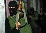 Maskerede militante palæstinenesere forbereder sig til kamp mod de fremrykkende israelere tidligt onsdag morgen. - Foto: AP 