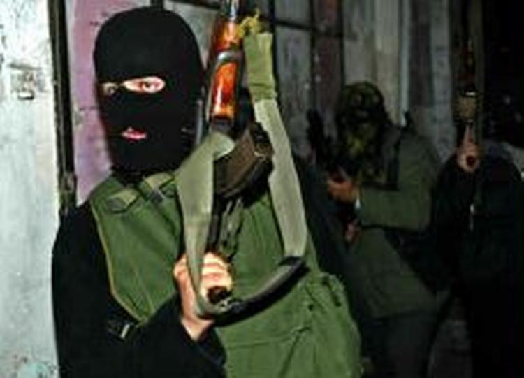 Maskerede militante palæstinenesere forbereder sig til kamp mod de fremrykkende israelere tidligt onsdag morgen. - Foto: AP 