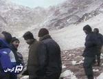 Redningshold diskuterer situationen nær det sted i det sydøstlige Iran, hvor flyet styrtede ned onsdag aften. - Foto: AP 