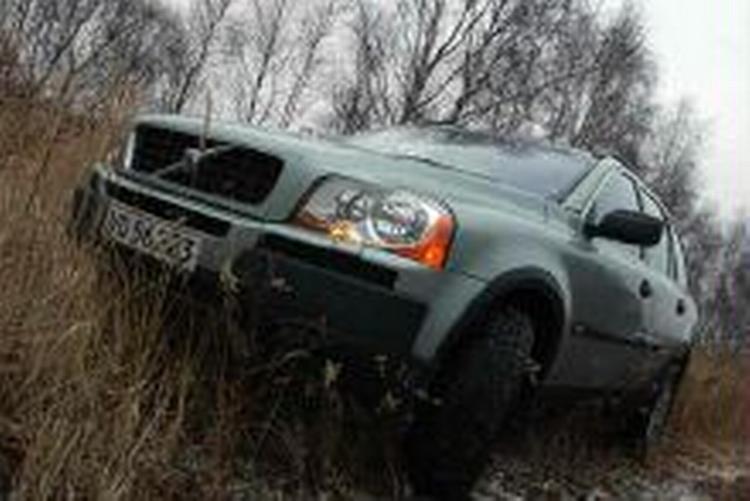 Volvo XC 90 kræver god plads omkring sig. Den måler 1,90 m i bredden, 30 cm mere end f.eks. en Nissan Micra   og kan derfor næsten ikke være i en dansk p-plads. Ude i terrænet går det noget bedre. - Foto: Finn Frandsen 