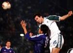 Sotiris Kirgiakos header. - Foto: AP 