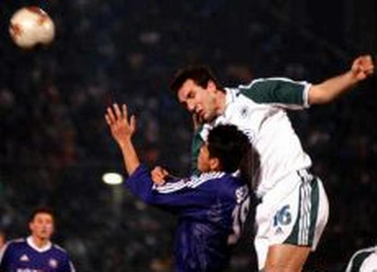 Sotiris Kirgiakos header. - Foto: AP 