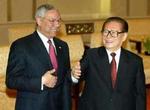 Colin Powell og den kinesiske præsident Jiang Zemin. - Foto: AP 