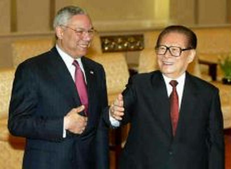 Colin Powell og den kinesiske præsident Jiang Zemin. - Foto: AP 
