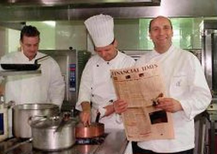 Bernard Loiseau (til højre) fik angiveligt nok af kritik og skød sig med en riffel. - Foto: AP 