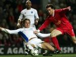 Philippe Mexes i nærkamp med Liverpool's Vladimir Smicer. - Foto: AP 