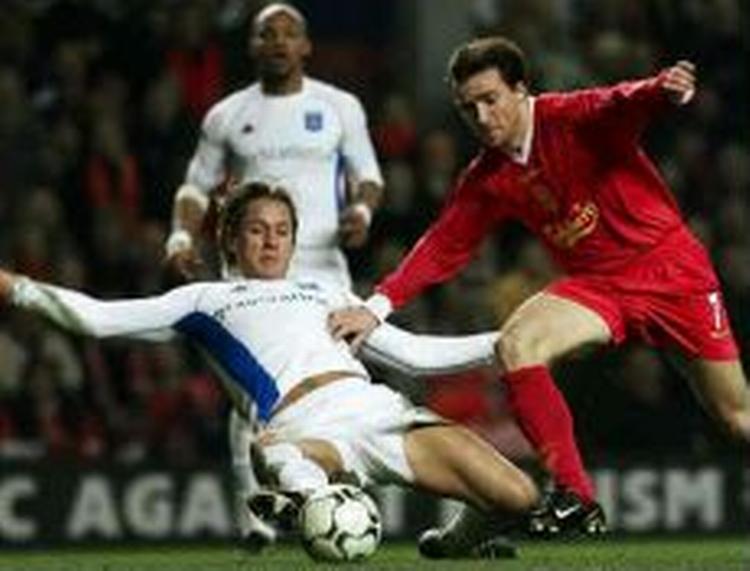Philippe Mexes i nærkamp med Liverpool's Vladimir Smicer. - Foto: AP 