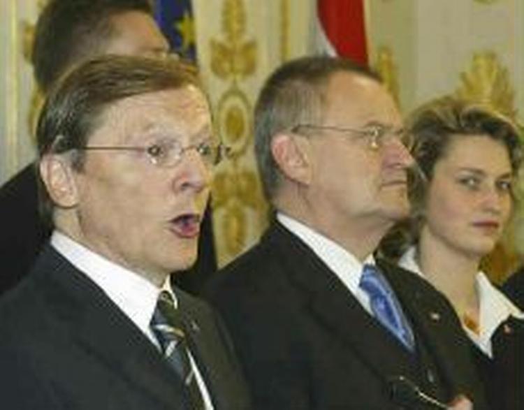 Den konservative partileder Wolfgang Schüssel (tv) bliver Østrigs nye kansler. - Foto: AP 