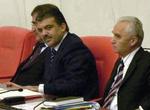 Premierminister Gül, her flankeret af vicepremierminister Sahin (th) og udenrigsminister Yakis. - Foto: AP 