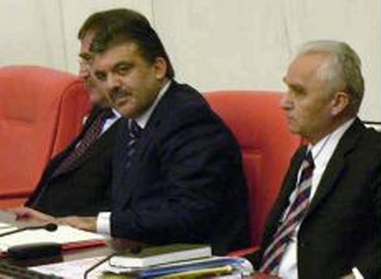 Premierminister Gül, her flankeret af vicepremierminister Sahin (th) og udenrigsminister Yakis. - Foto: AP 