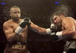 Jones rammer Ruiz med en lige venstre. - Foto: AP 