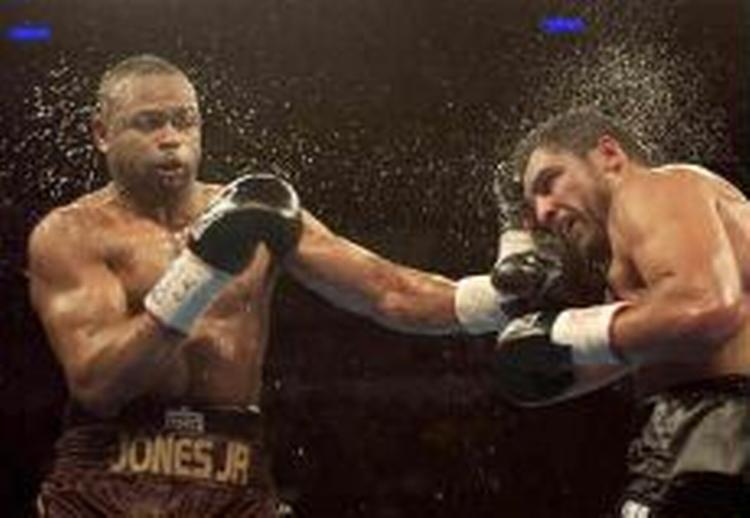 Jones rammer Ruiz med en lige venstre. - Foto: AP 