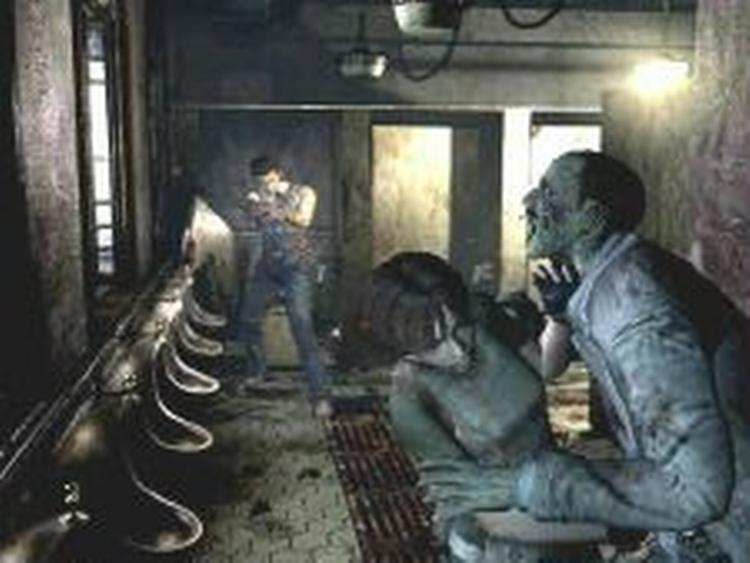 Samarbejde er eneste overlevelsesmulighed i  Resident Evil: Zero , der med effektfulde filmiske kameravinkler og fænomenal lyd skaber et glimrende om end traditionelt gys. Her en kysselysten zombie. 